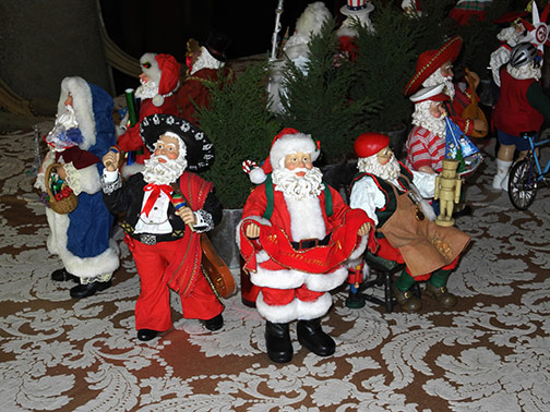 table decoration of Santas
