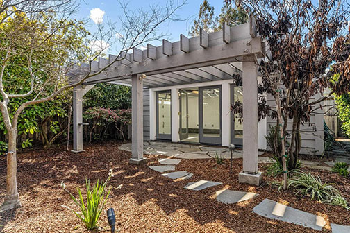 yard view of garage