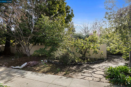 path to house from sidewalk