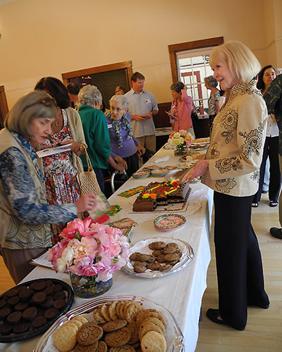 Margaret Feuer serving cake